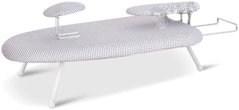 Cette planche de table comprend une structure pliante avec une surface de travail elargie