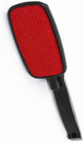 La brosse textile se presente en coloris rouge et noir