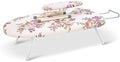 Une planche de table associe une structure pliante et une partie textile en coton