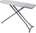 La table de repassage comprend une structure pliante avec une partie textile en coton