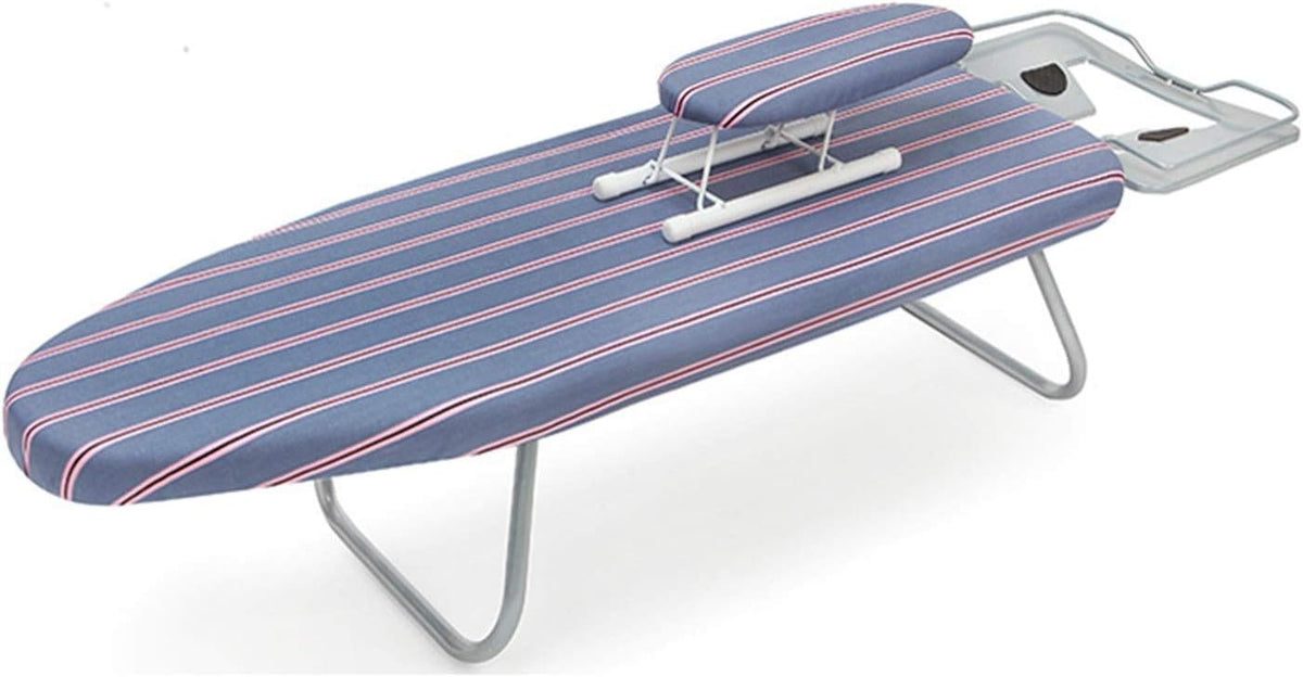 Une table de repassage comprend une surface laissant passer la vapeur avec une structure pliante