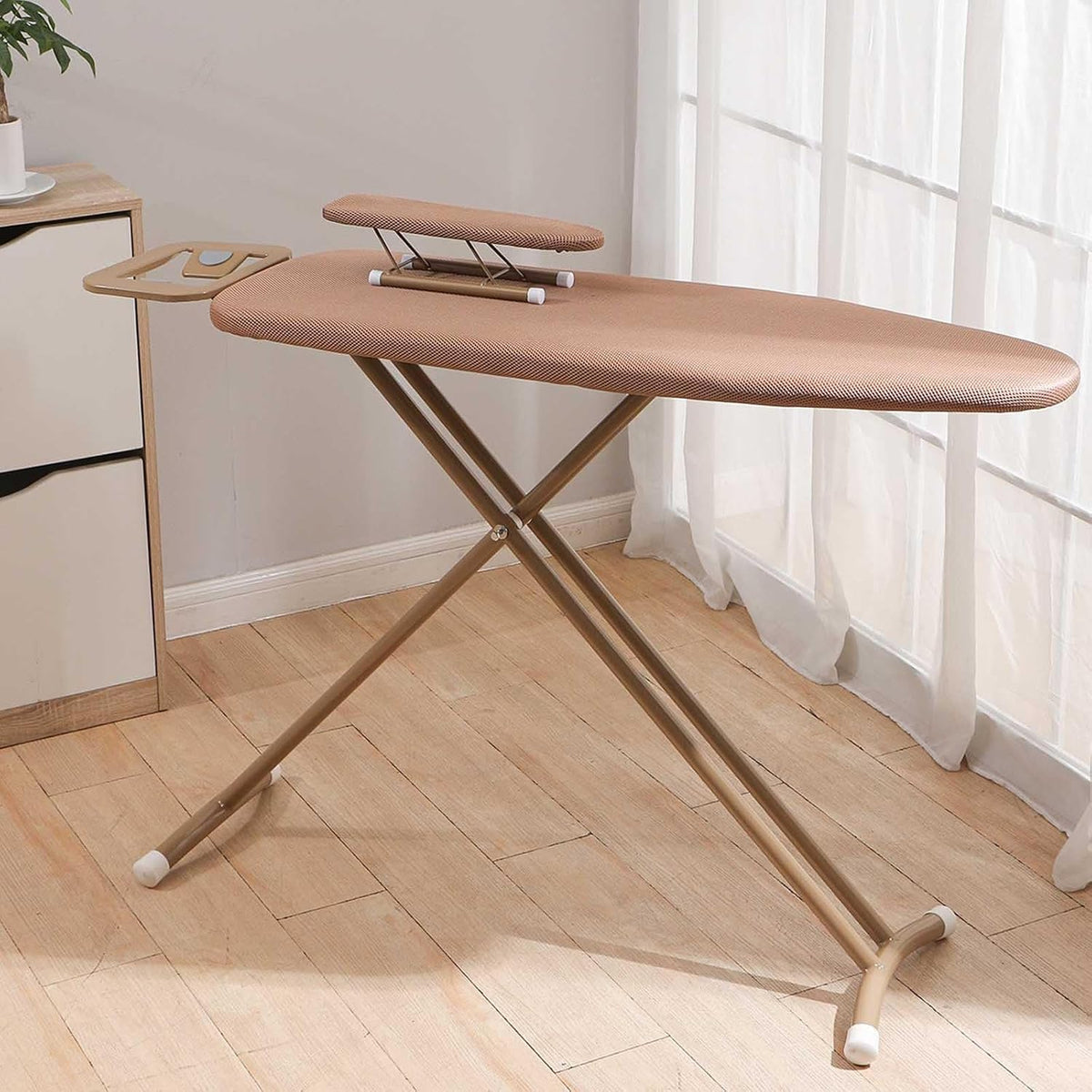 Choisissez une table de repassage a surface permeable a la vapeur en coloris beige et gris