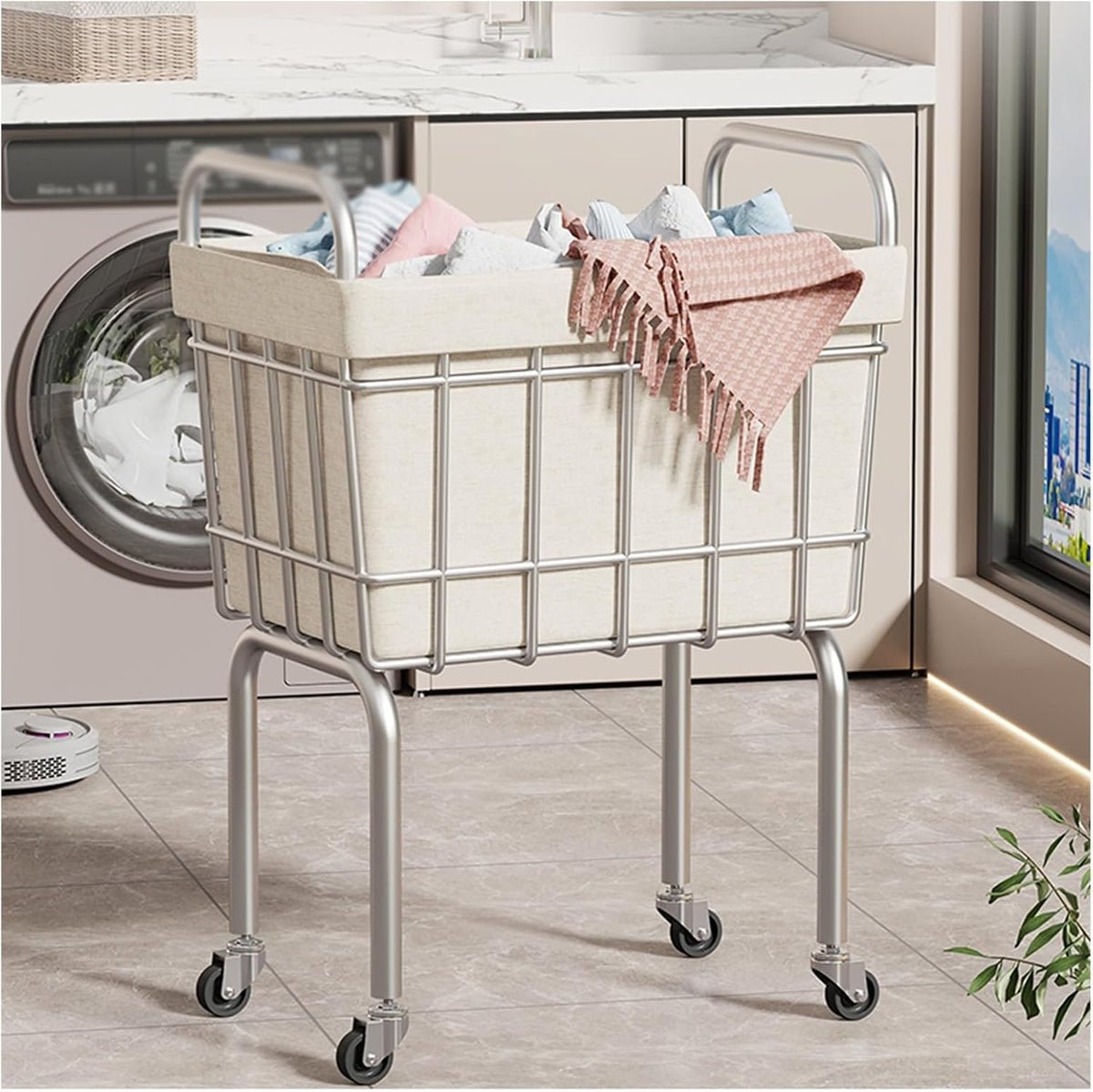 Ce panier a linge combine une poignee de prise en main avec des roulettes